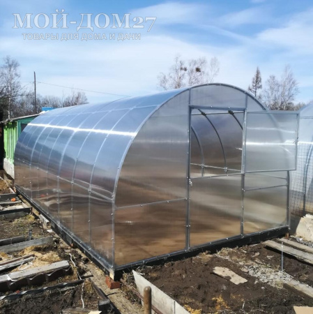 Теплица Восточная Усиленная 6 метров с поликарбонатом | Мой-Дом27 | Каркас изготовлен из оцинкованной замкнутой трубы 20*20 мм.<br>
 Ширина - 3 метра. Высота - 2,1 метра. Длина 6 метров. <br>
 Выдерживаемая снеговая нагрузка - 150 кг/м2. Выдерживаемая ветровая нагрузка - до 20 м/с.<br>
 Расстояние между дугами 0,65 метра. Толщина металла дуг 1,2 мм. Ширина двери 0,96 метра.<br>